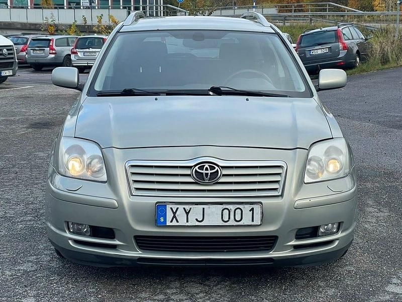 Begagnad Toyota Avensis 147 HK (108 kW) 2006 Ljusgrön Kombi