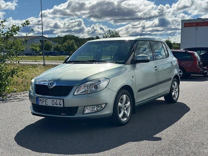Grön Begagnad 2011 Skoda Fabia Elegance Halvkombi | 44 000 kr (Marknadspris) - Bild 1/4