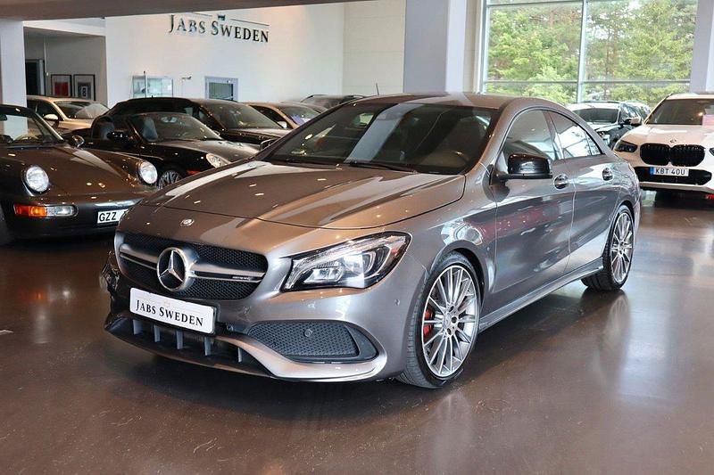 Mörkgrå (grå) Begagnad 2017 Mercedes CLA45 AMG AMG Sportkupé | 189 900 kr - Bild 1/4