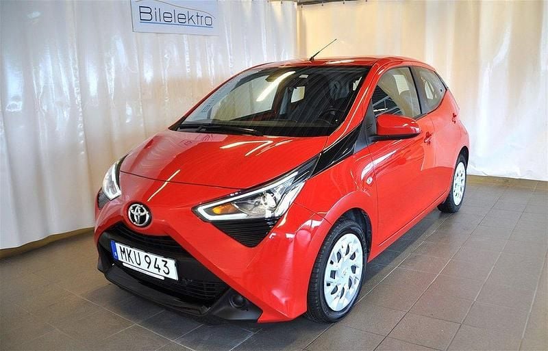 Röd Begagnad 2016 Toyota Aygo X-play Halvkombi | 149 000 kr (Marknadspris) - Bild 1/4