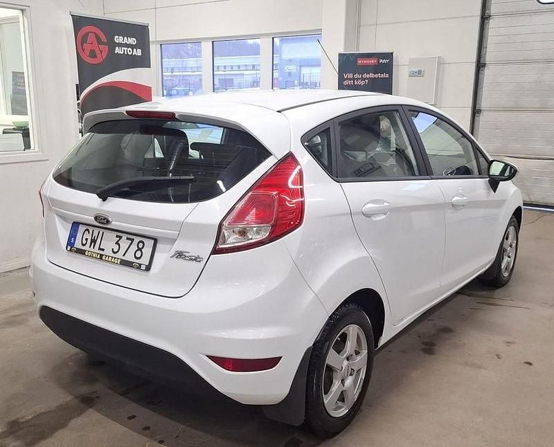 Begagnad Ford Fiesta Trend 60 HK (44 kW) 2015 Vit