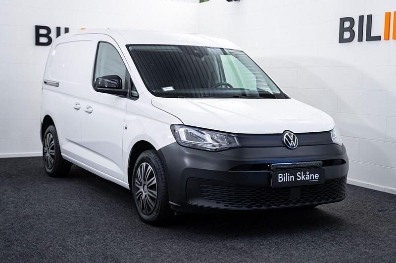 Vit Begagnad 2021 VW Caddy Minibuss | 179 900 kr (Bra pris) - Bild 1/4