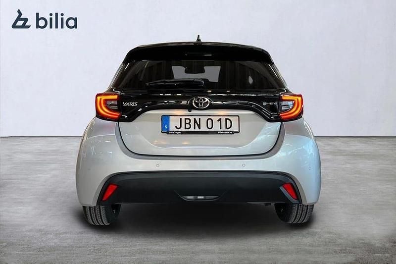 Begagnad Toyota Yaris Hybrid Active 117 HK (86 kW) 2025 Silver Halvkombi