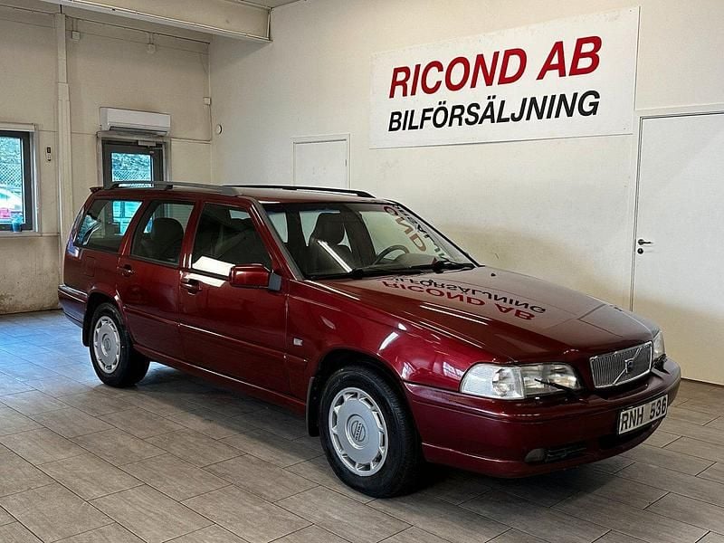 Mörkröd Begagnad 2000 Volvo V70 Standard Kombi | 44 900 kr (Dyr) - Bild 1/4