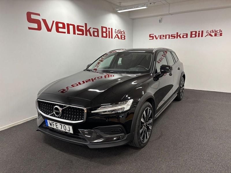 Svart Begagnad 2020 Volvo V60 CC Momentum Kombi | 294 000 kr (Marknadspris) - Bild 1/4