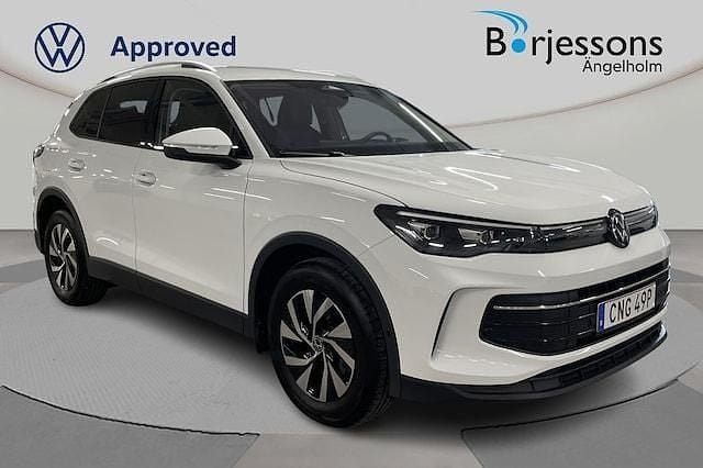 Vit Begagnad 2024 VW Tiguan Life SUV | 349 000 kr (Marknadspris) - Bild 1/4