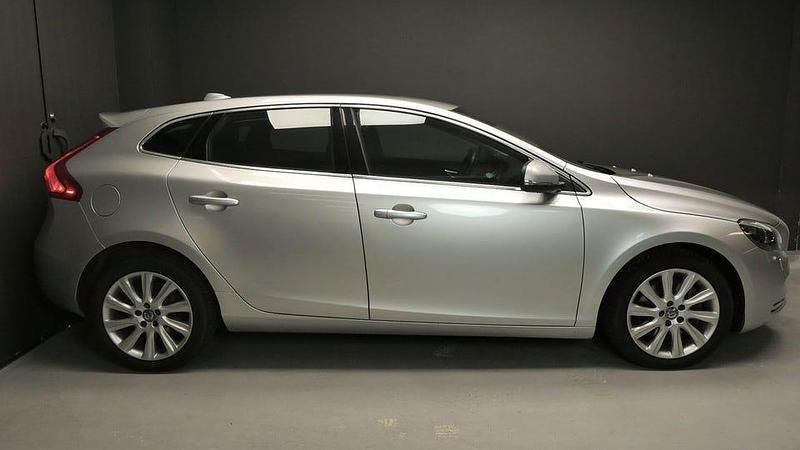 Begagnad Volvo V40 Momentum 150 HK (110 kW) 2016 Silver Kombi