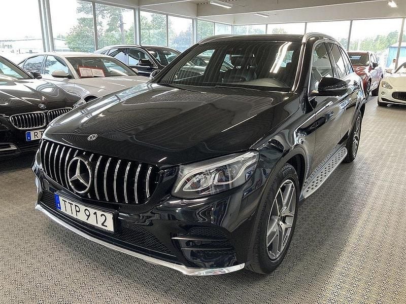 Svart (svart metallic) Begagnad 2018 Mercedes GLC220 AMG SUV | 319 000 kr (Marknadspris) - Bild 1/4