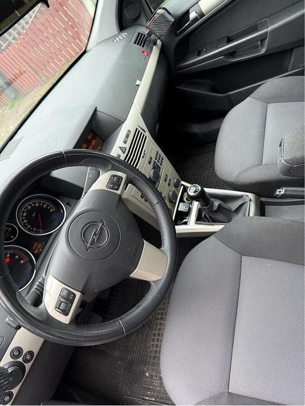 Svart Begagnad 2008 Opel Astra Halvkombi | 25 000 kr (Bra pris) - Bild 1/4