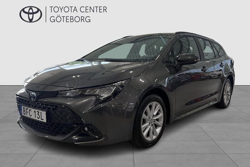Mörkgrå Begagnad 2024 Toyota Corolla Active Kombi | 299 900 kr (Marknadspris) - Bild 1/4