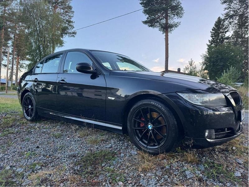Svart Begagnad 2009 BMW 320 Sedan | 10 000 kr - Bild 1/4