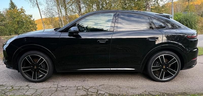 Svart Begagnad 2023 Porsche Cayenne SUV | 839 000 kr (Marknadspris) - Bild 1/4