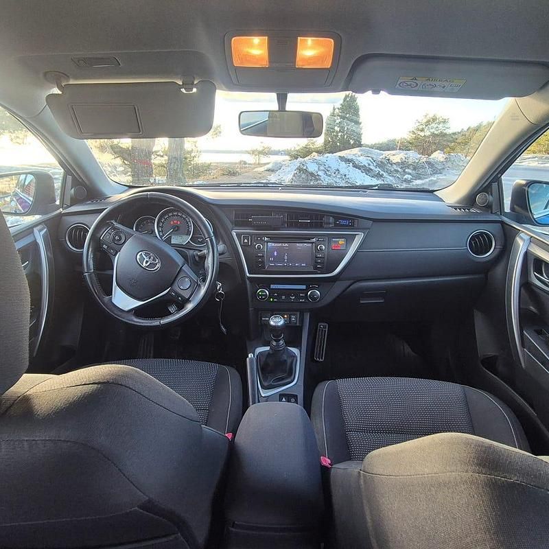 Begagnad Toyota Auris 124 HK (91 kW) 2013