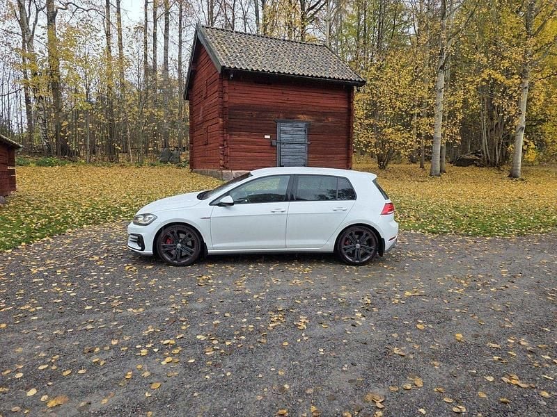 Vit Begagnad 2018 VW Golf VII GTI Halvkombi | 179 000 kr (Bra pris) - Bild 1/4