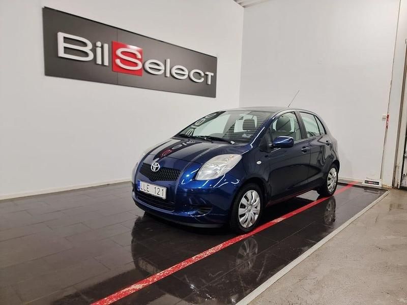 Mörkblå Begagnad 2006 Toyota Yaris Halvkombi | 49 900 kr (Marknadspris) - Bild 1/4
