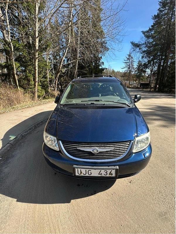 Blå Begagnad 2003 Chrysler Grand Voyager Minibuss | 44 000 kr - Bild 1/4