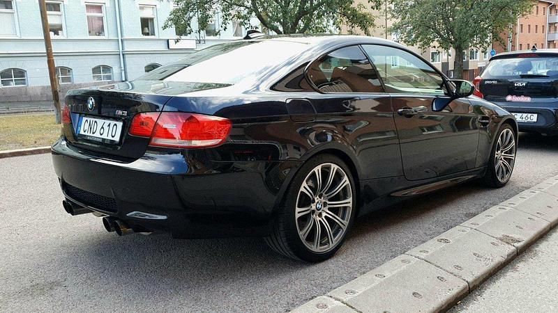 Svart Begagnad 2008 BMW M3 Sportkupé | 489 000 kr (Marknadspris) - Bild 1/4