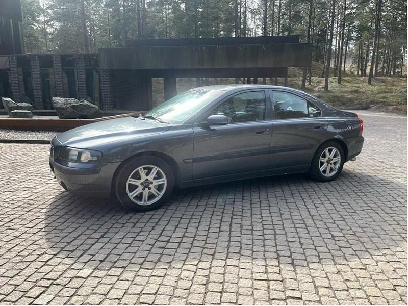 Grå Begagnad 2004 Volvo S60 Business Edition Sedan | 32 990 kr (Marknadspris) - Bild 1/4