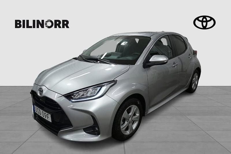 Silver Begagnad 2024 Toyota Yaris Hybrid Active Halvkombi | 249 900 kr (Marknadspris) - Bild 1/4