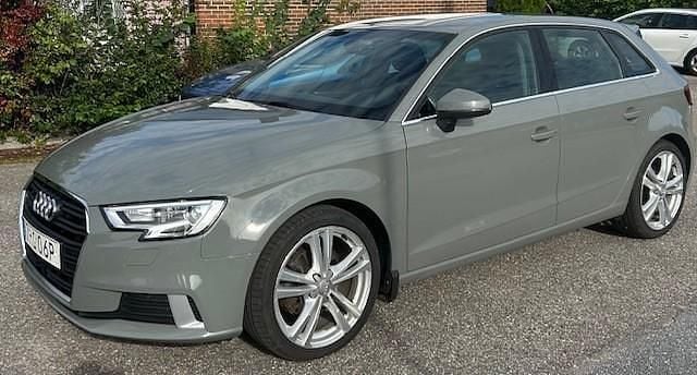 Grå Begagnad 2019 Audi A3 Sportback Sport Halvkombi | 182 000 kr (Marknadspris) - Bild 1/4