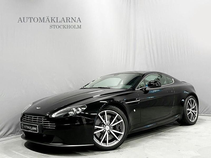 Svart Begagnad 2016 Aston Martin V8 Vantage Sportkupé | 849 000 kr - Bild 1/4