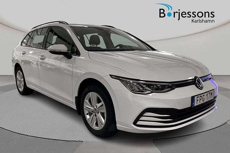 Vit Begagnad 2022 VW Golf VIII Life Kombi | 209 000 kr (Marknadspris) - Bild 1/4