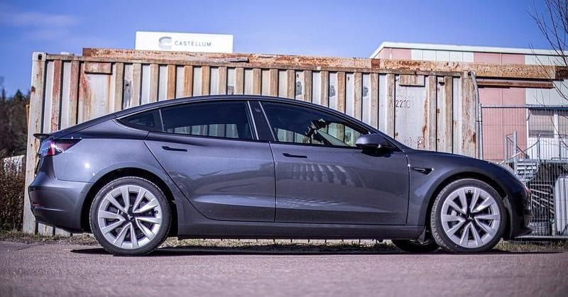Midnight silver Begagnad 2021 Tesla Model 3 Long Range AWD Sedan | 219 000 kr (Marknadspris) - Bild 1/4