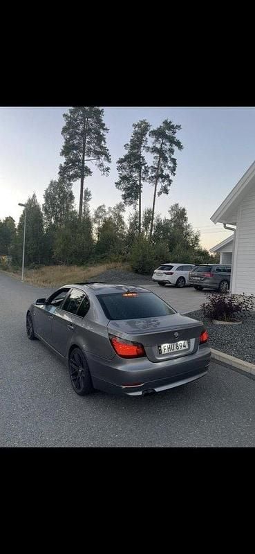 Grå Begagnad 2007 BMW 530 M Sport Sedan | 85 000 kr (Marknadspris) - Bild 1/4