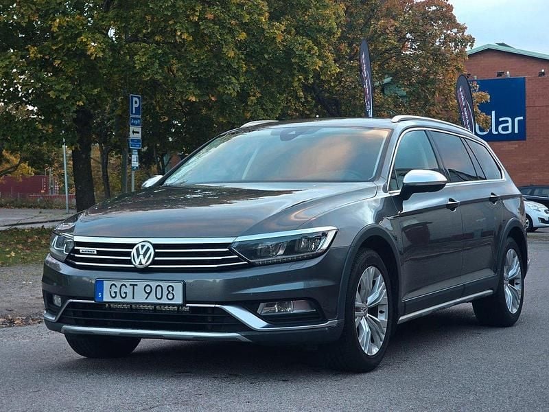 Mörkgrå Begagnad 2017 VW Passat Alltrack Kombi | 134 800 kr (Marknadspris) - Bild 1/4