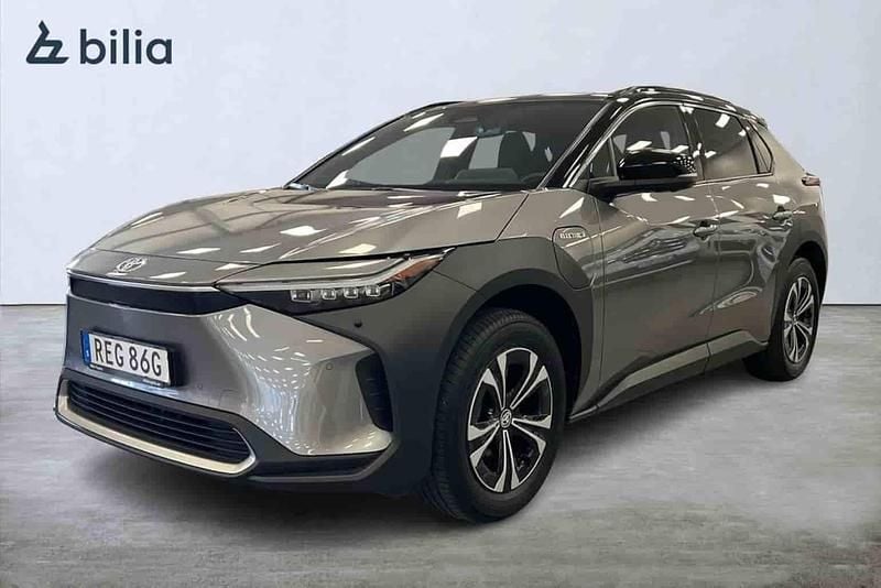 Silver Begagnad 2022 Toyota bZ4X SUV | 419 900 kr - Bild 1/1