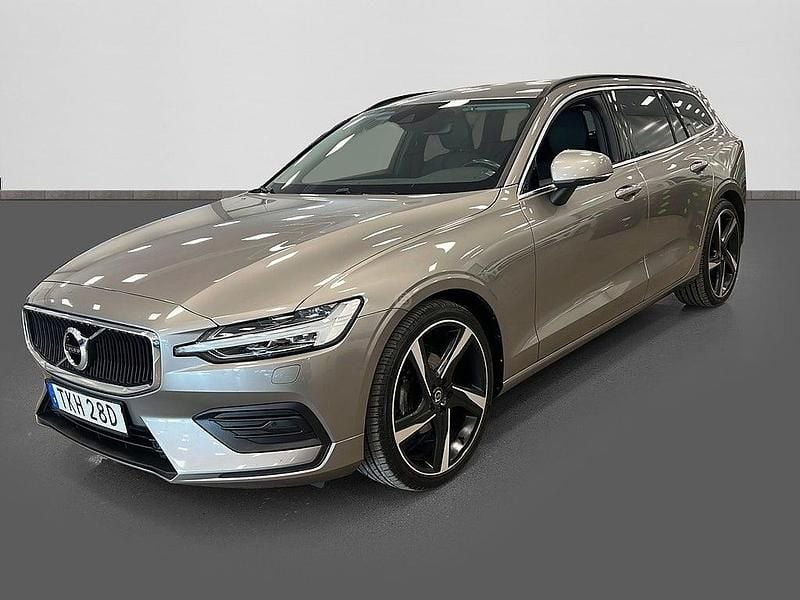 Begagnad Volvo V60 Momentum 197 HK (144 kW) 2021 Grå Kombi