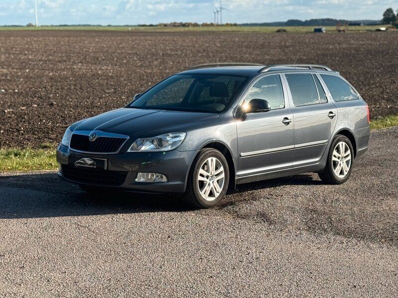 Mörkgrå Begagnad 2012 Skoda Octavia Elegance Kombi | 54 500 kr (Marknadspris) - Bild 1/4