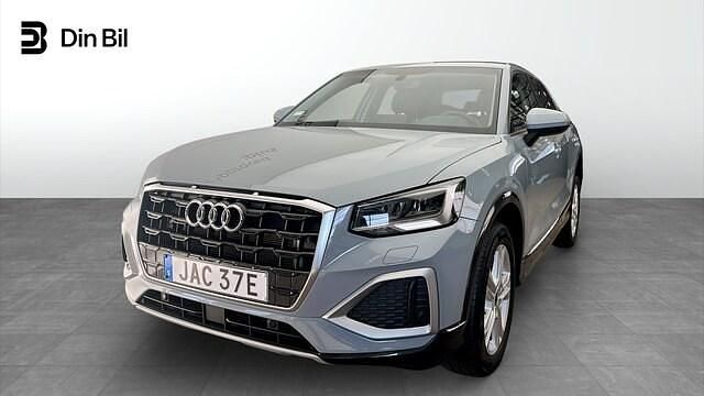 Grå Begagnad 2022 Audi Q2 Advanced Plus SUV | 279 000 kr (Marknadspris) - Bild 1/4