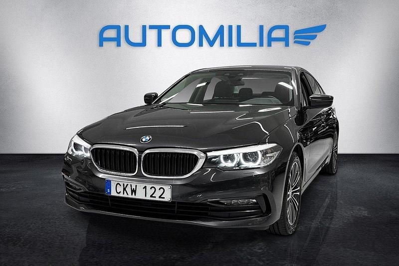 Grå Begagnad 2018 BMW 520 Sedan | 254 900 kr (Superpris) - Bild 1/4