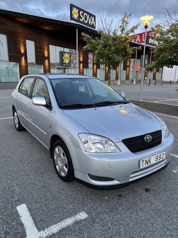 Silver Begagnad 2002 Toyota Corolla Halvkombi | 22 000 kr (Marknadspris) - Bild 1/4