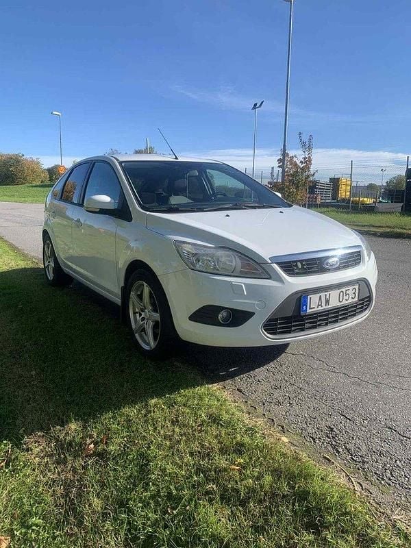 Vit Begagnad 2011 Ford Focus Platinum Halvkombi | 22 000 kr (Marknadspris) - Bild 1/4
