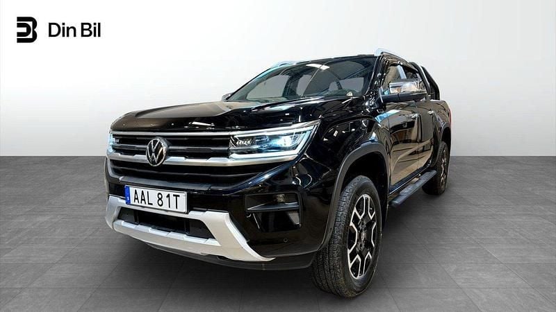 Svart (midnight black metallic) Begagnad 2023 VW Amarok Style Pickup | 639 900 kr (Marknadspris) - Bild 1/4