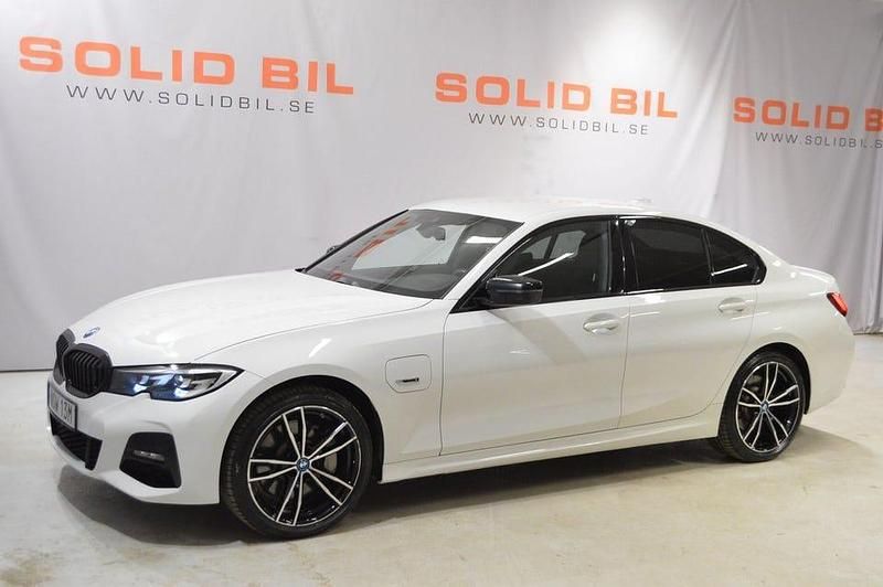 Begagnad BMW 330 Shadowline 292 HK (214 kW) 2022 Vit Sedan