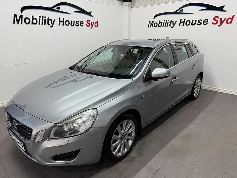 Silver Begagnad 2011 Volvo V60 Momentum Kombi | 89 900 kr (Marknadspris) - Bild 1/3