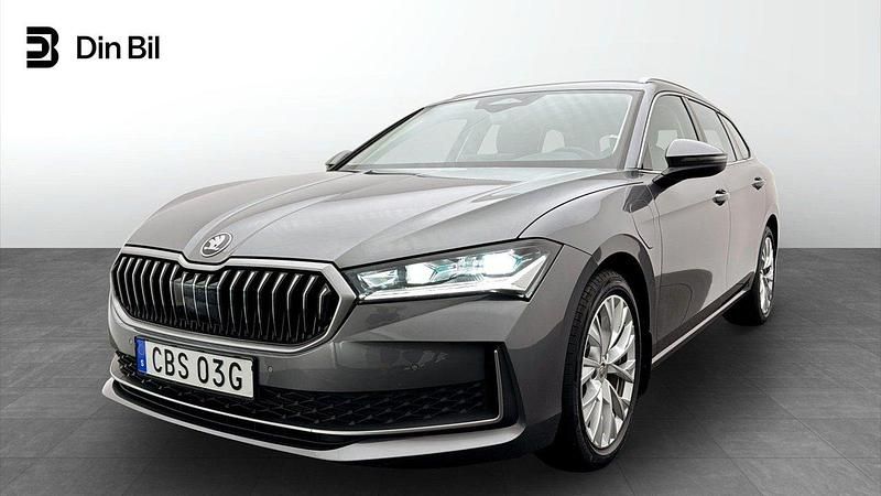 Grå (graphite grey metallic) Begagnad 2024 Skoda Superb Selection Kombi | 439 500 kr (Dyr) - Bild 1/4