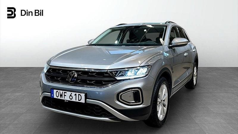 Silver (pyrit silver metallic) Begagnad 2024 VW T-Roc Life SUV | 309 900 kr (Lite dyr) - Bild 1/4