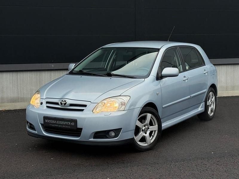 Ljusblå Begagnad 2005 Toyota Corolla Halvkombi | 39 800 kr (Marknadspris) - Bild 1/4