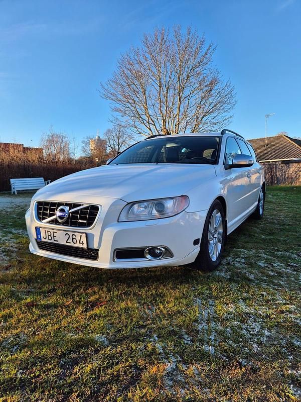 Begagnad 2011 Volvo V70 Kombi | 79 500 kr (Marknadspris) - Bild 1/4