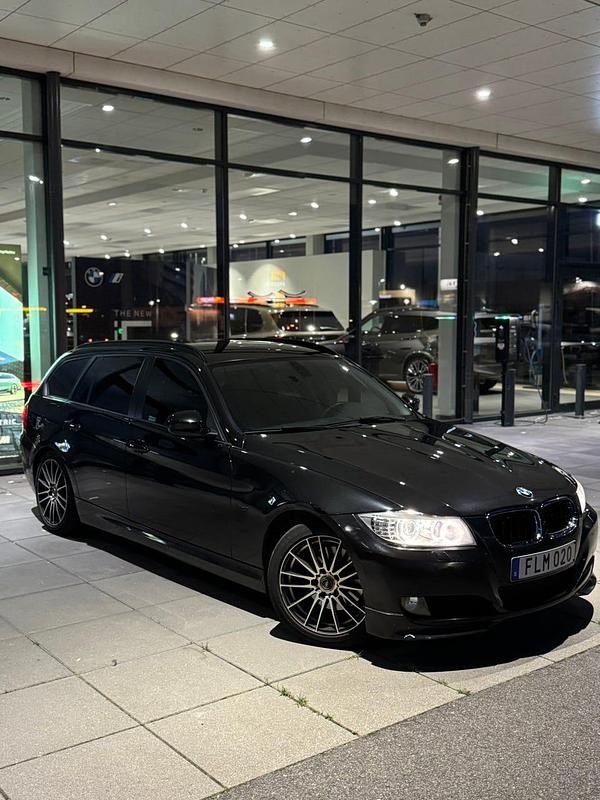 Begagnad 2010 BMW 320 Kombi | 60 000 kr (Marknadspris) - Bild 1/4