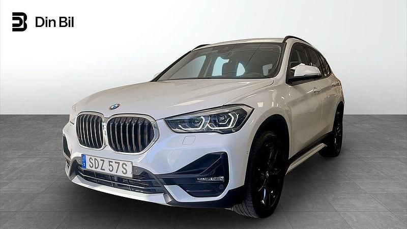 Vit Begagnad 2020 BMW X1 Sport Line SUV | 309 000 kr (Marknadspris) - Bild 1/4