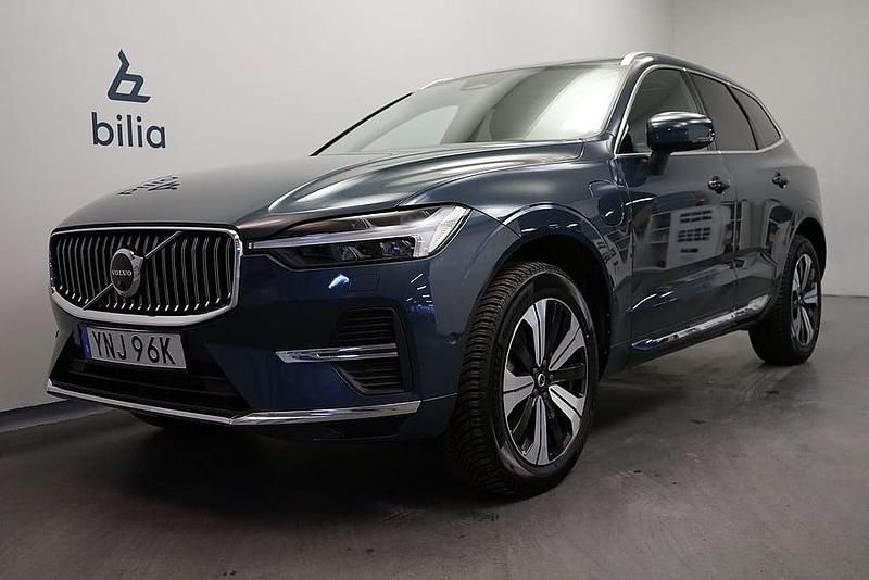 Mörkblå Begagnad 2022 Volvo XC60 Plus SUV | 469 500 kr (Marknadspris) - Bild 1/3