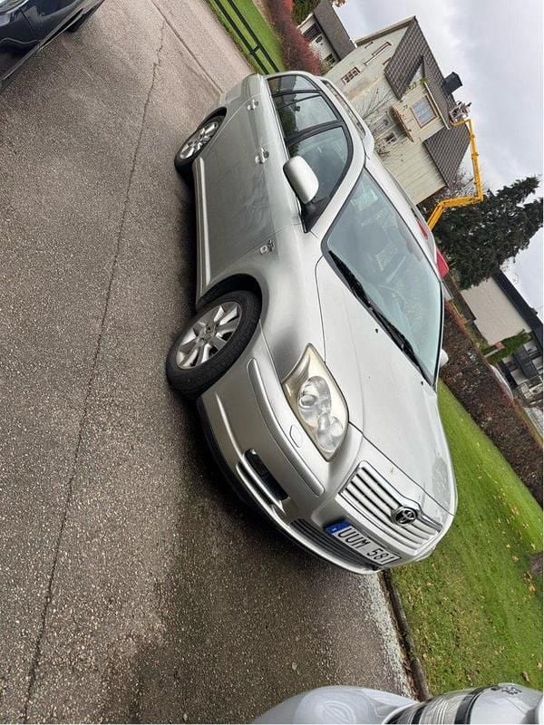 Silver Begagnad 2006 Toyota Avensis Kombi | 32 000 kr (Lite dyr) - Bild 1/4