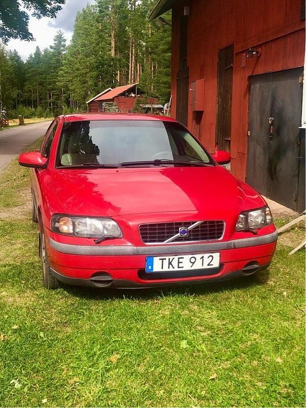 Röd Begagnad 2002 Volvo S60 Sedan | 25 000 kr (Marknadspris) - Bild 1/4