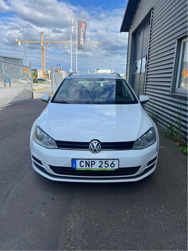 Vit Begagnad 2017 VW Golf VII Kombi | 46 000 kr - Bild 1/4