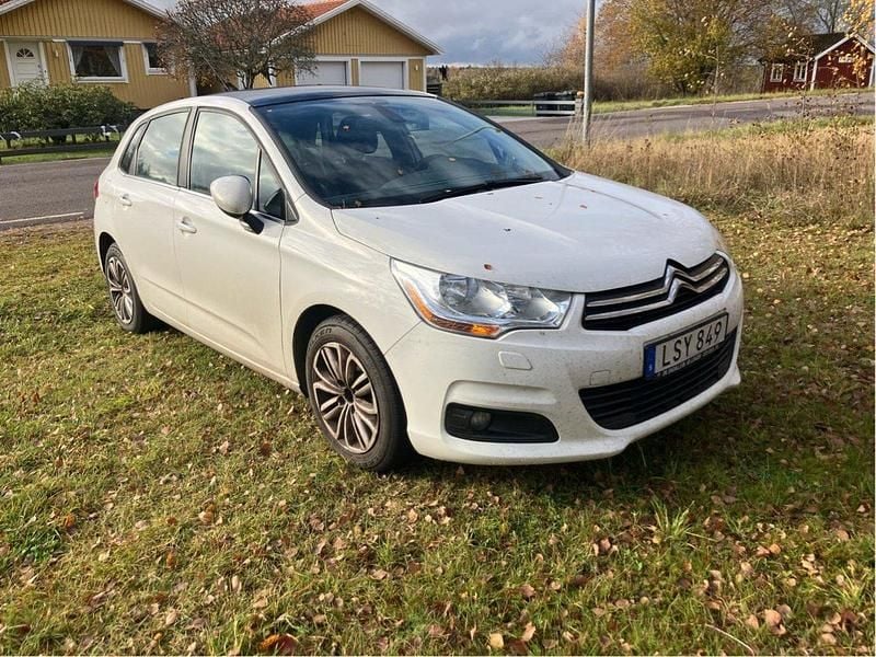 Vit Begagnad 2015 Citroën C4 Halvkombi | 49 000 kr (Bra pris) - Bild 1/4